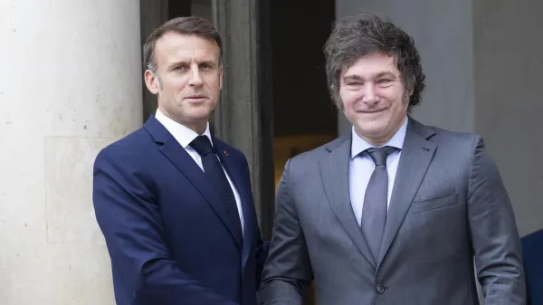 Milei viaja a París junto a trece gobernadores