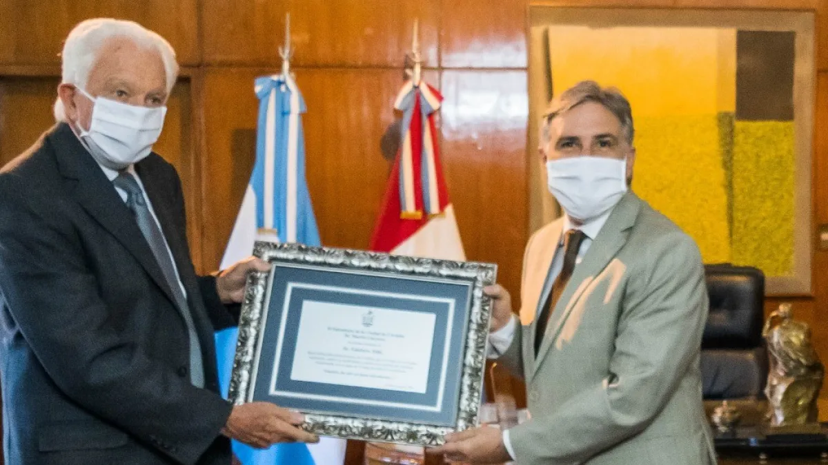 Llaryora entregó una plaqueta de reconocimiento a la trayectoria a Gustavo Tobi