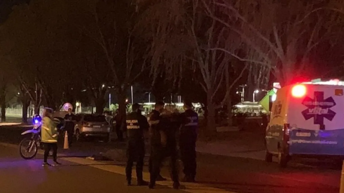 Una mujer murió tras ser embestida por un auto en la ruta 5