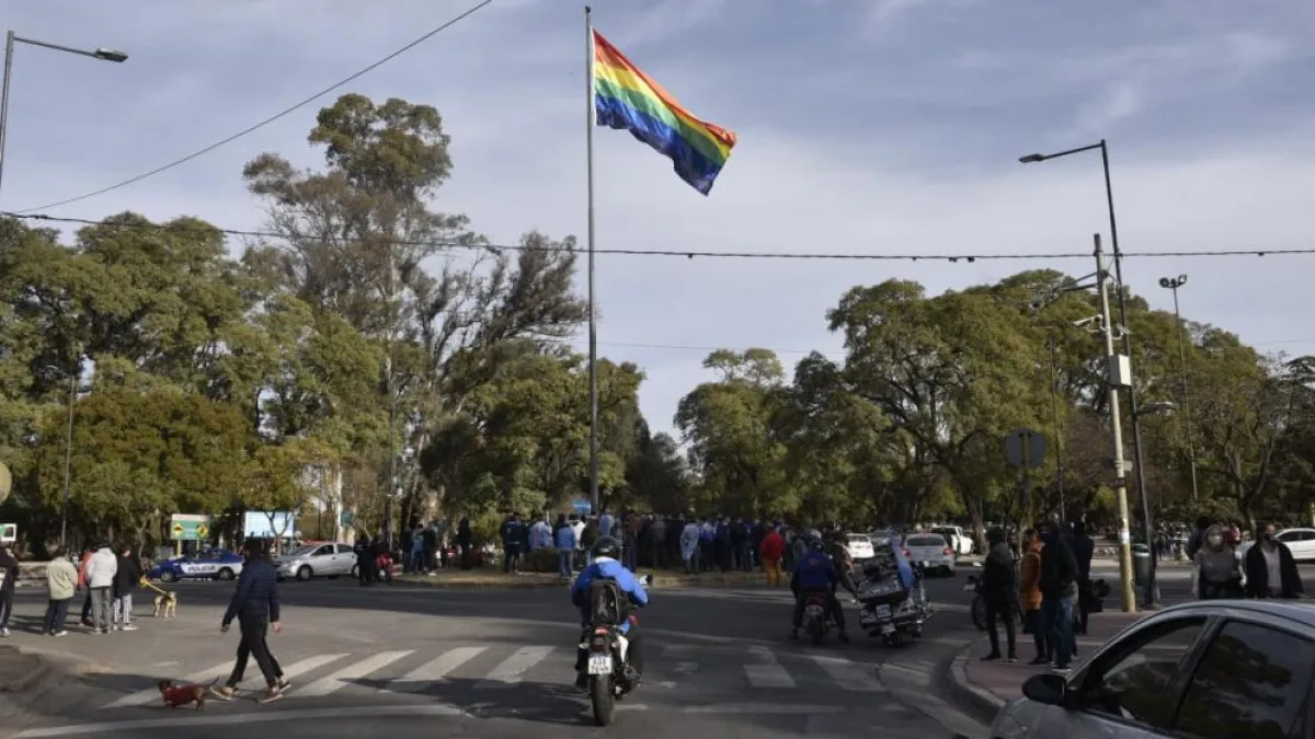 Qué decidió el Municipio respecto a la bandera LGBT en el Parque Sarmiento