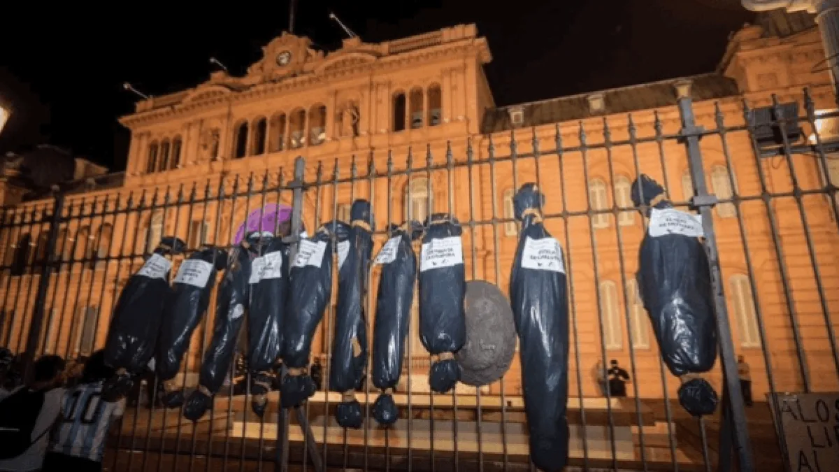 Profundo rechazo a las bolsas simulando cadáveres frente a la Casa de Gobierno