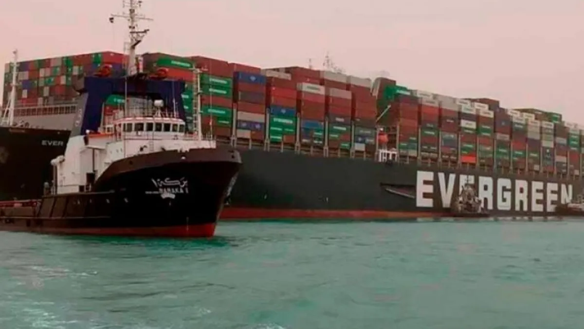 La navegación por el Canal de Suez se encuentra suspendida por el buque encallado