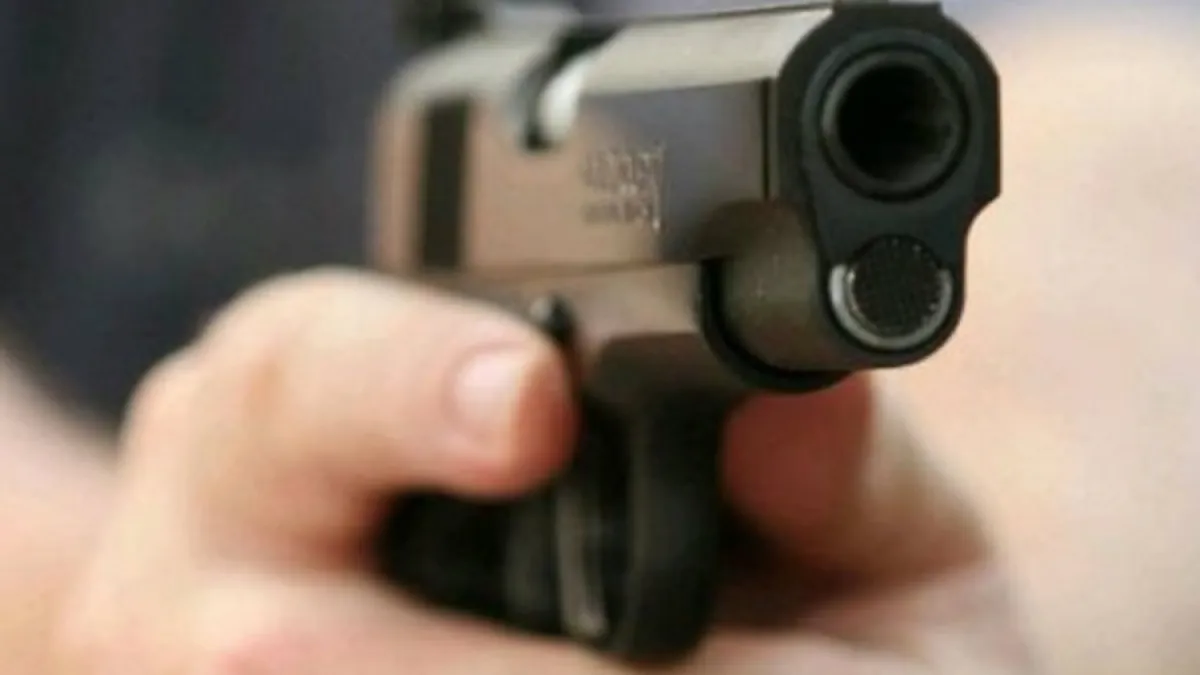 Entró a robar en una concesionaria encapuchado y a punta de pistola