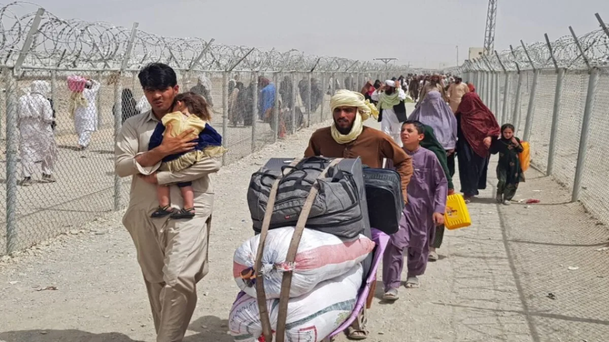 Miles de personas intentan huir de Kabul tras la toma del poder de los talibanes