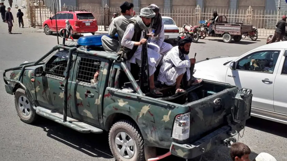 Talibanes atacan a afganos que intentan llegar al aeropuerto de Kabul
