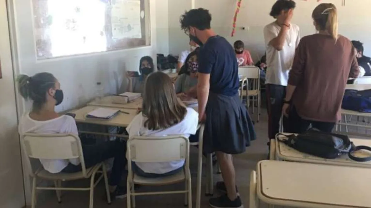 Luego de la polémica por la pollera, la escuela accedió a que usen bermudas por el calor