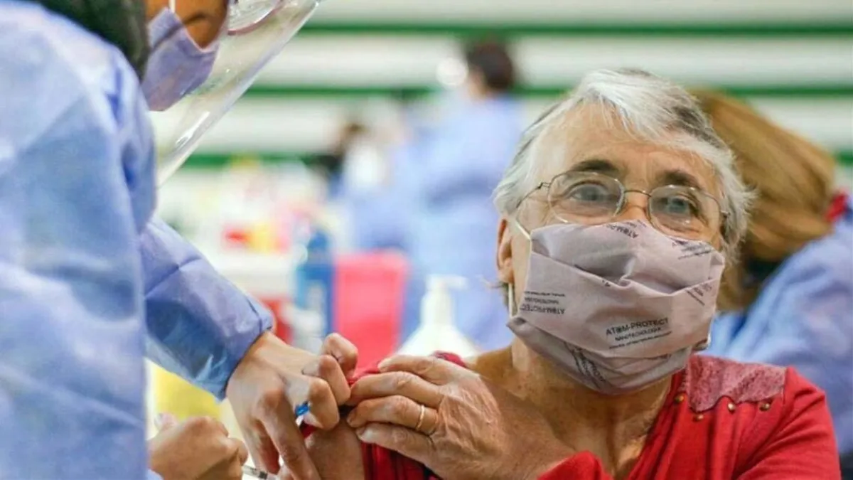 Covid-19: analizan reducir el aislamiento para quienes tengan aplicada la dosis de refuerzo