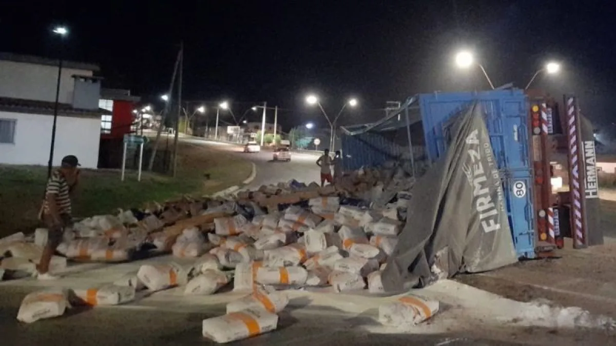 Un camión cargado de harina volcó y la mercadería se desparramó en el asfalto