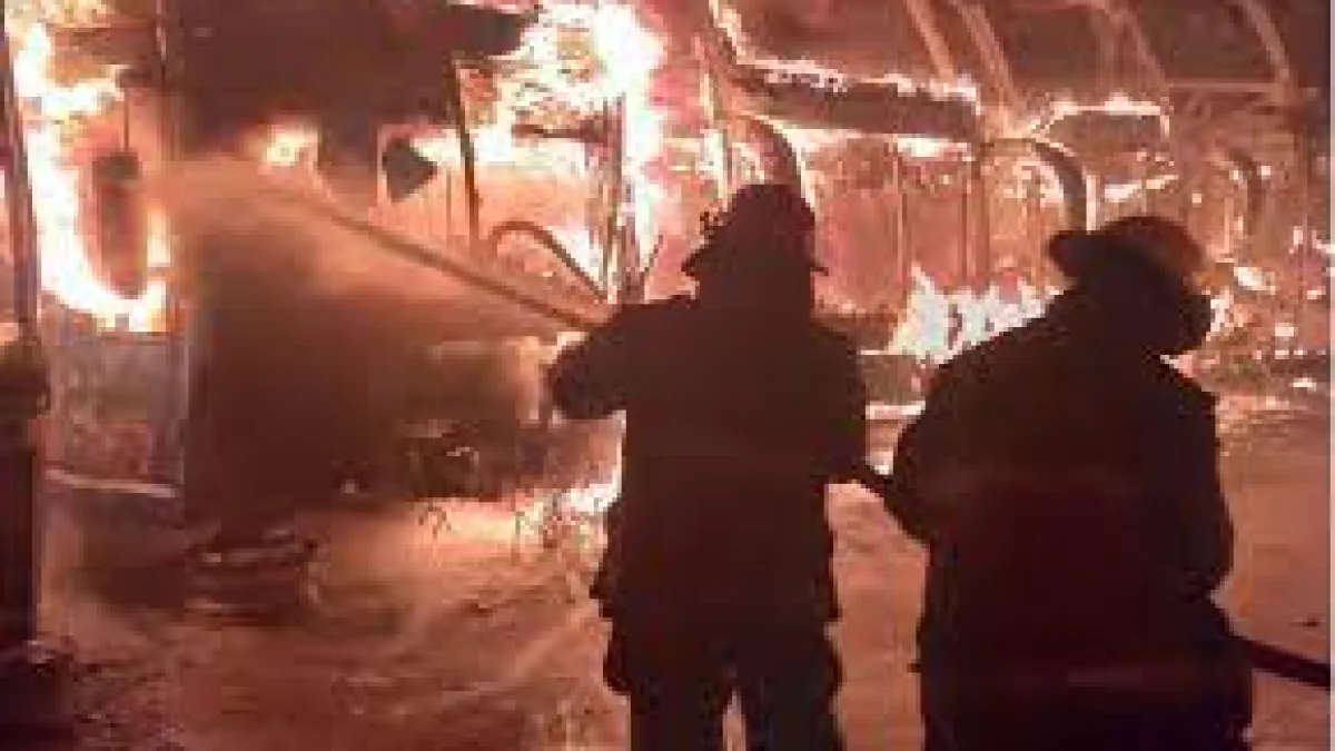 Seis colectivos de Flecha Bus incendiados en un playón de avenida Vélez Sarsfield