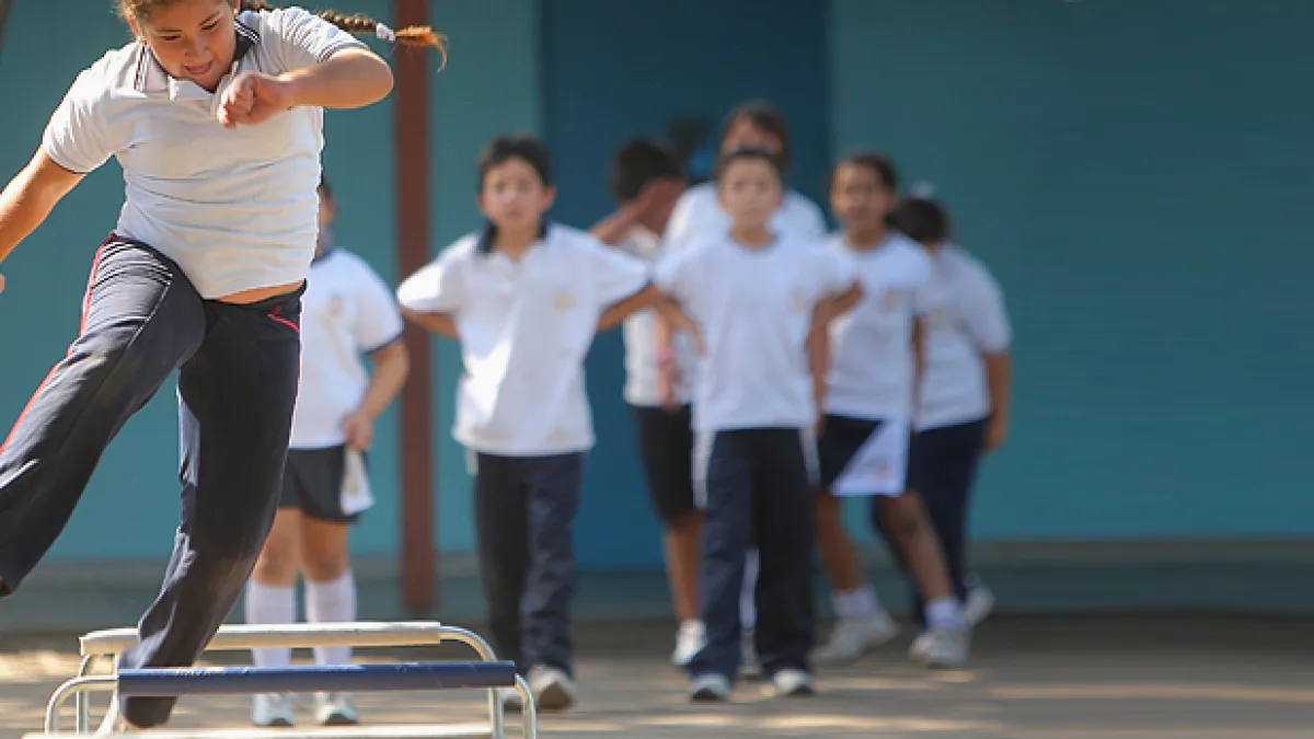 Modifican el protocolo: alumnos podrán realizar educación física sin barbijo al aire libre