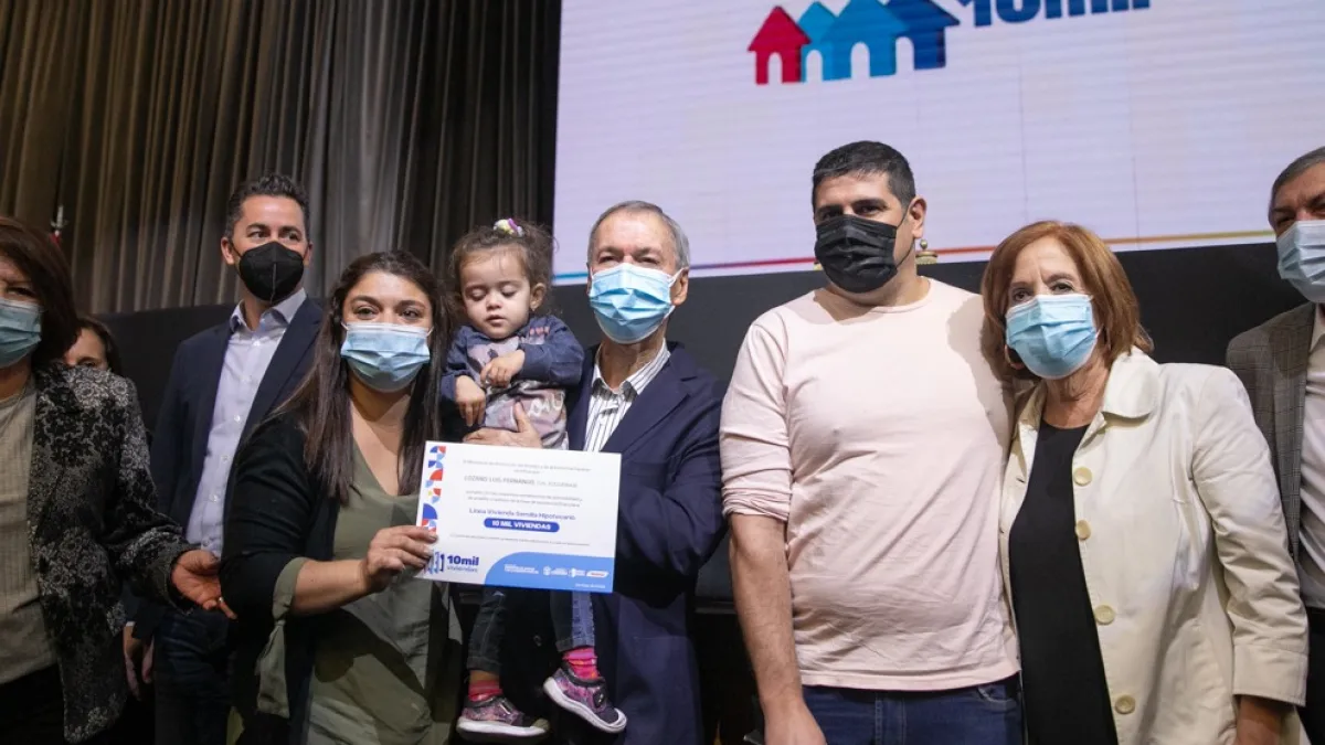 Entregaron los primeros créditos del programa "10 Mil Viviendas" a familias cordobesas