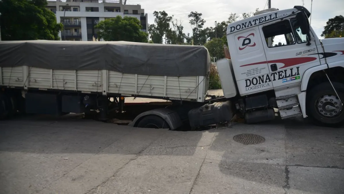 Un camión se "hundió" tras abrirse el pavimento en Córdoba