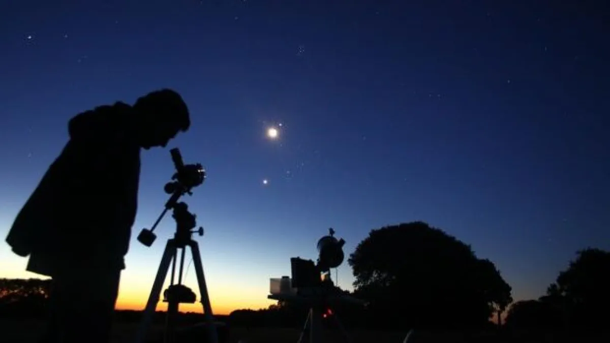 Observación nocturna del cielo y la luna de otoño