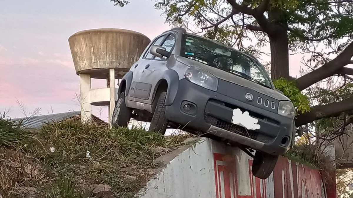 Perdió el control de su auto y terminó colgando de un puente en Córdoba