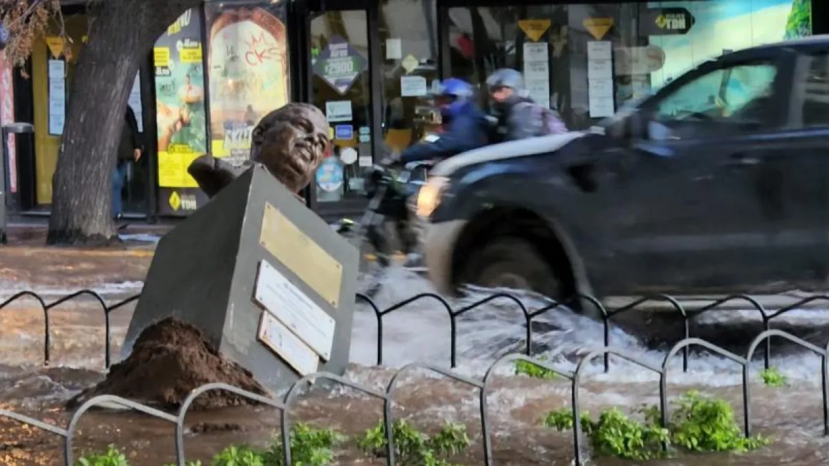 Colapsó un caño de agua en el centro