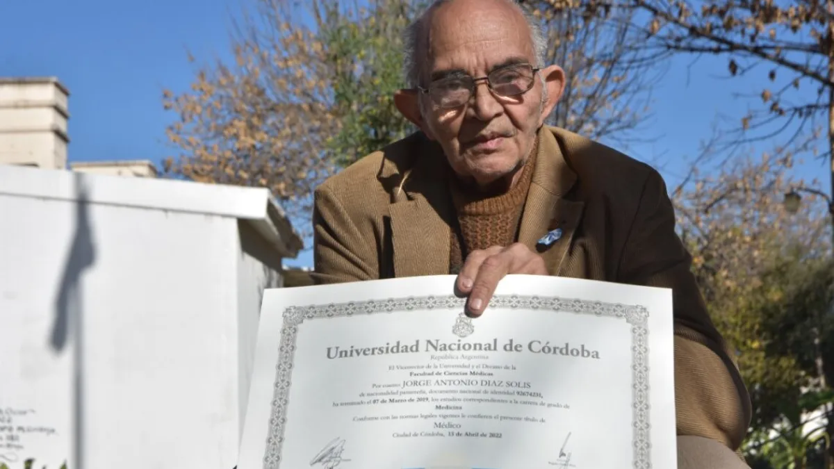 Con esfuerzo y contra las adversidades, con 78 años se recibió de médico