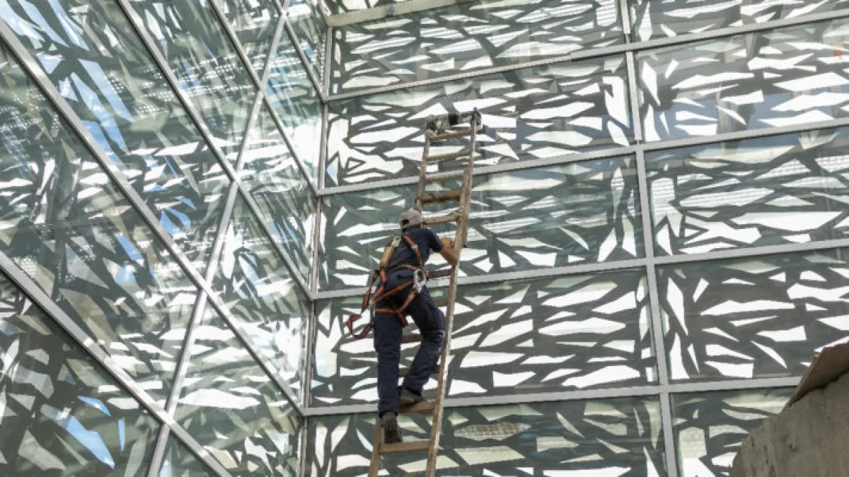 Plaza España: inician los trabajos en el hall de ingreso