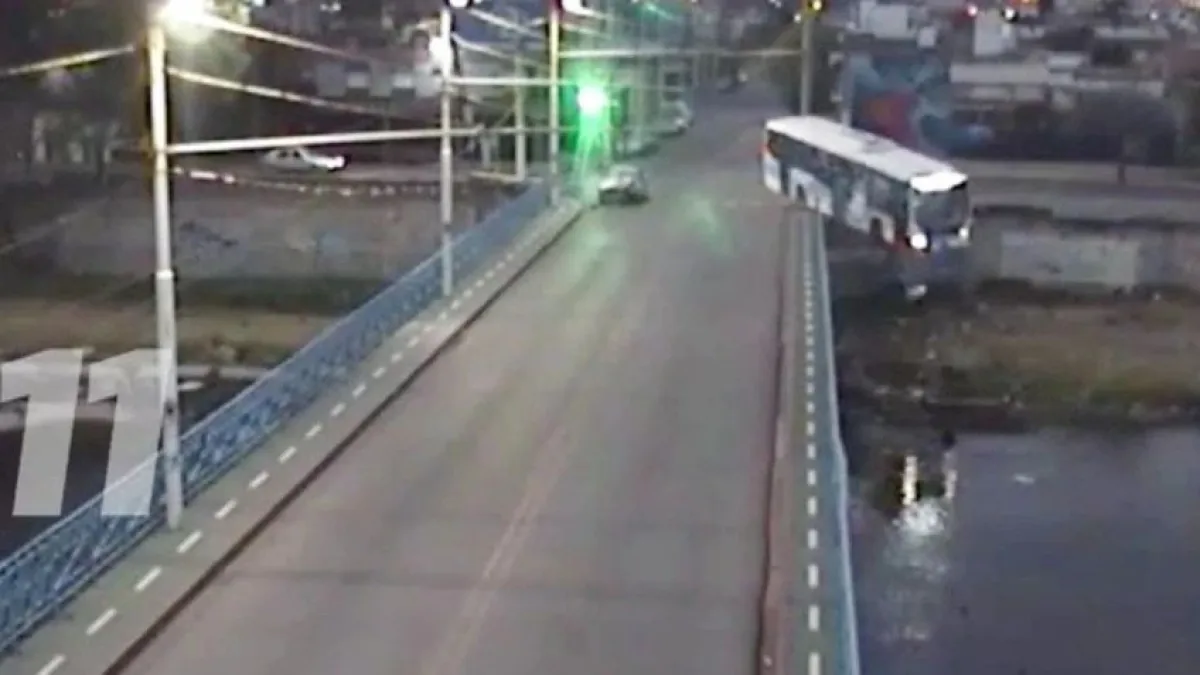 Un colectivo cayó al Río Suquía tras chocar con un auto