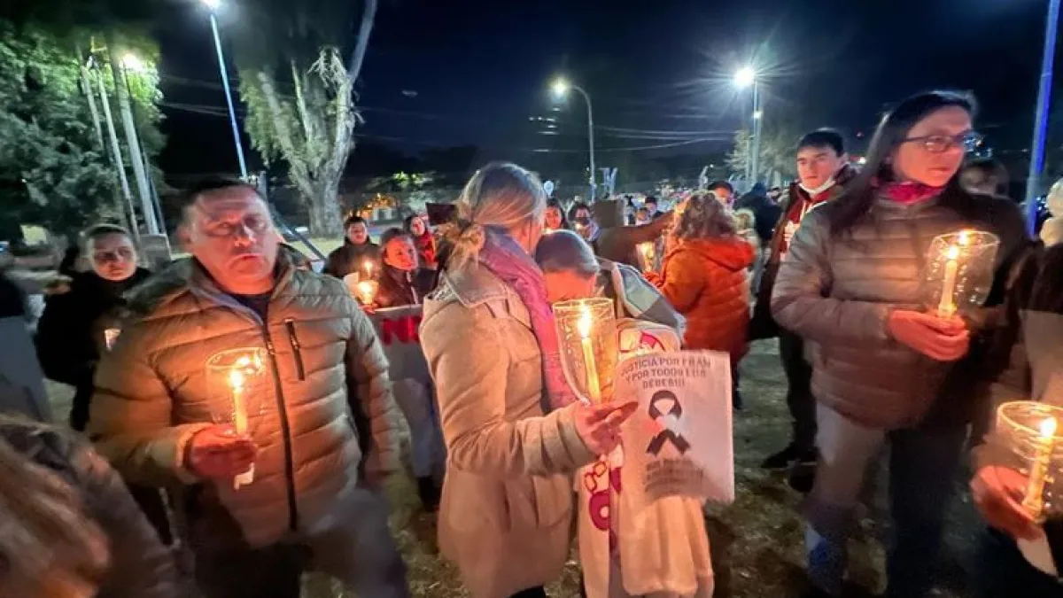 Madres de bebés fallecidos en el Hospital Neonatal realizaron una marcha de antorchas
