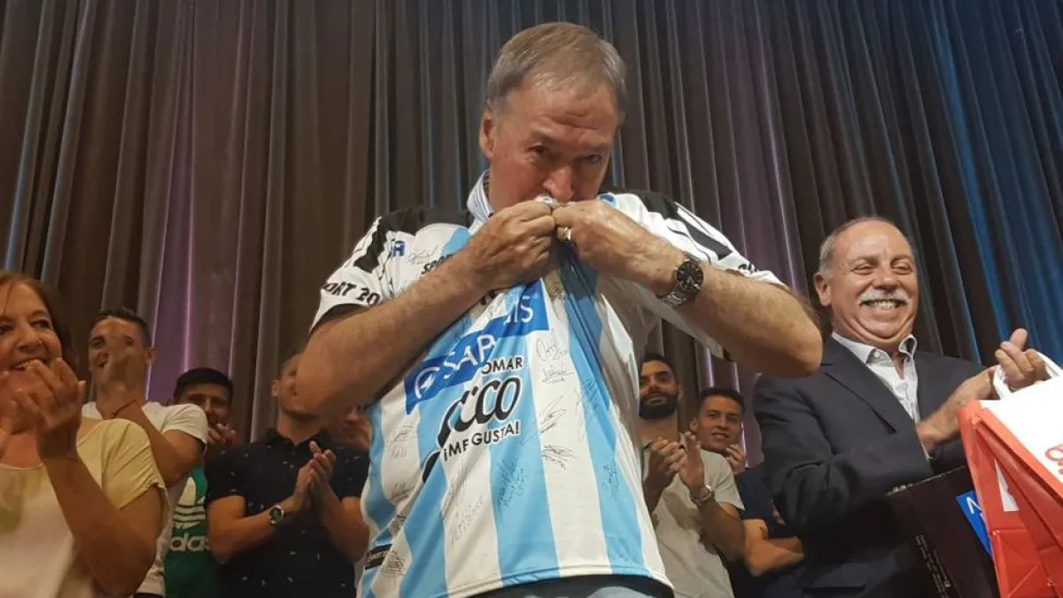 Schiaretti felicitó a Racing de Córdoba por el ascenso a la Primera Nacional