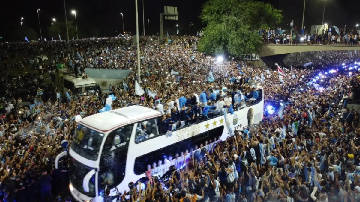 La Selección llegó al país y tuvo un multitudinario recibimiento