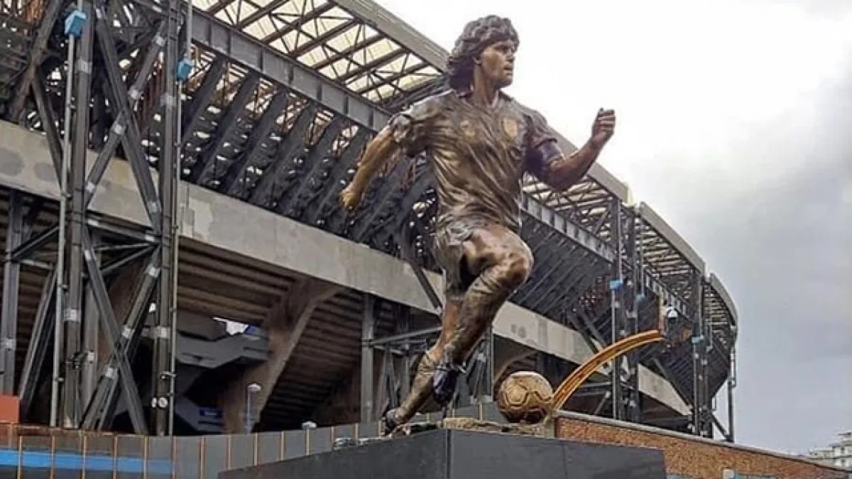 Retiraron la estatua de Maradona del estadio del Napoli