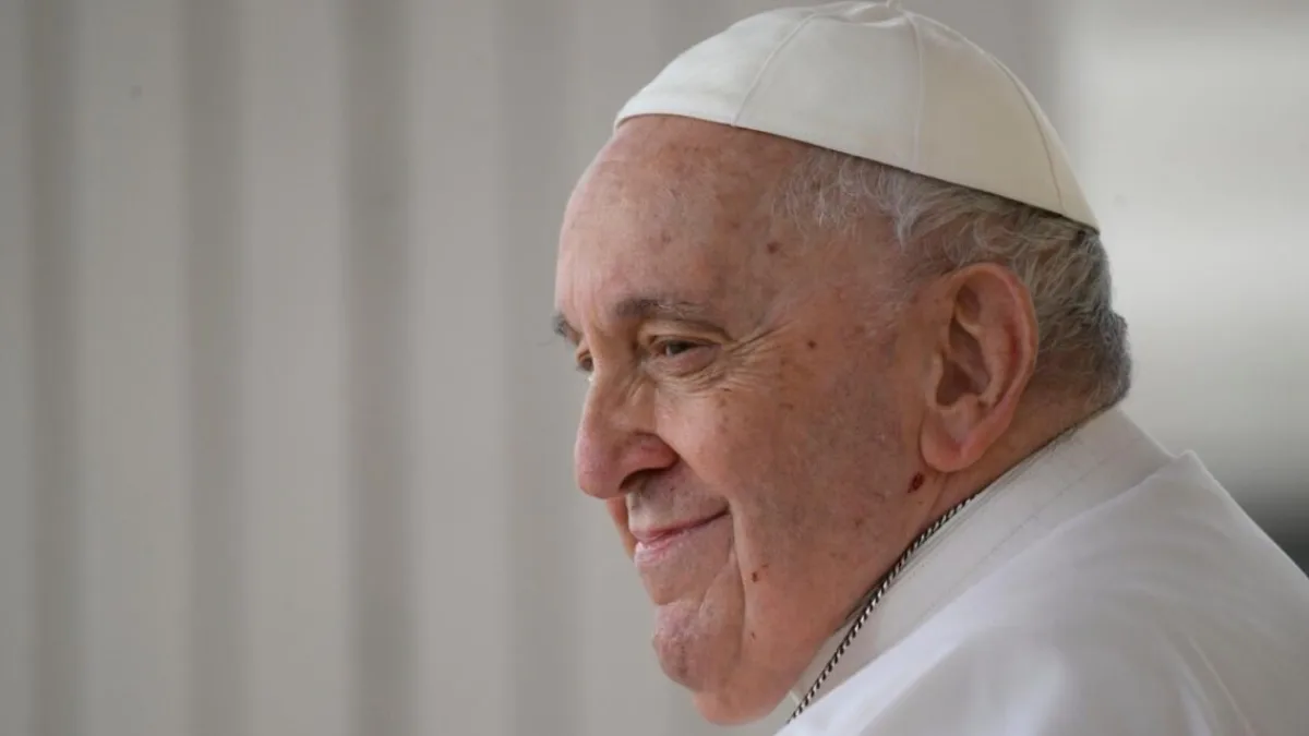 El Papa "mejora progresivamente" tras su internación por una infección respiratoria