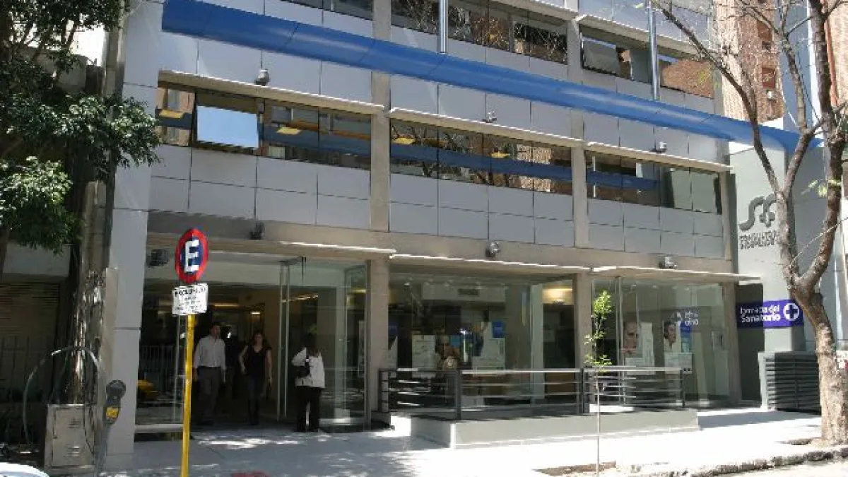 Un ascensor cayó desde el séptimo piso de un edificio, hay tres personas hospitalizadas