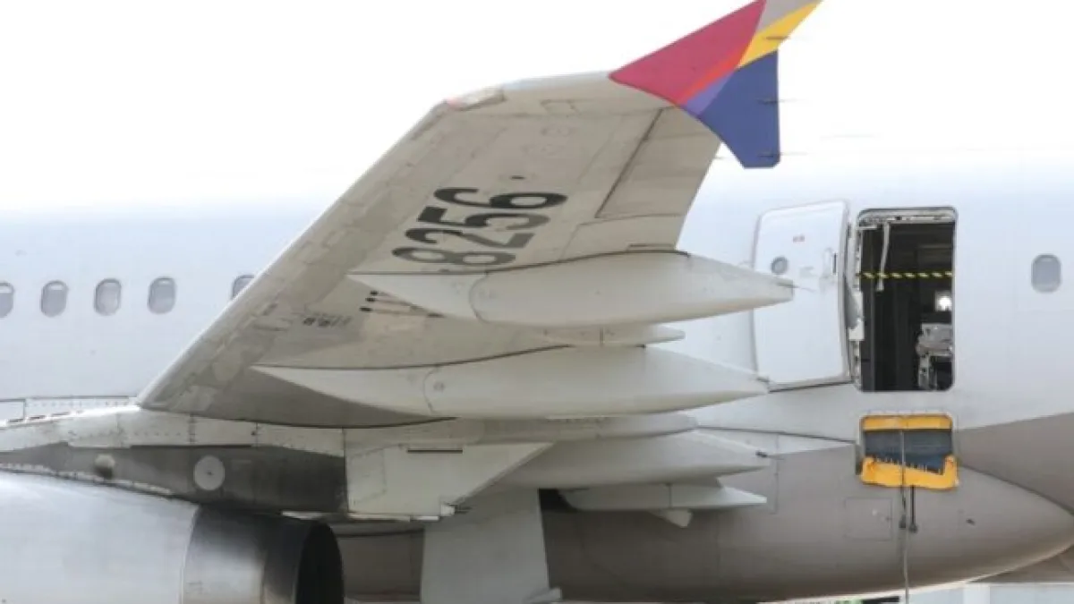 Un pasajero abrió la puerta de emergencia de un avión en pleno vuelo y hay 12 heridos