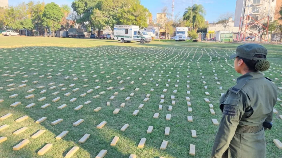 Incautaron 2.300 kilos de marihuana en un puente que une Corrientes con Chaco