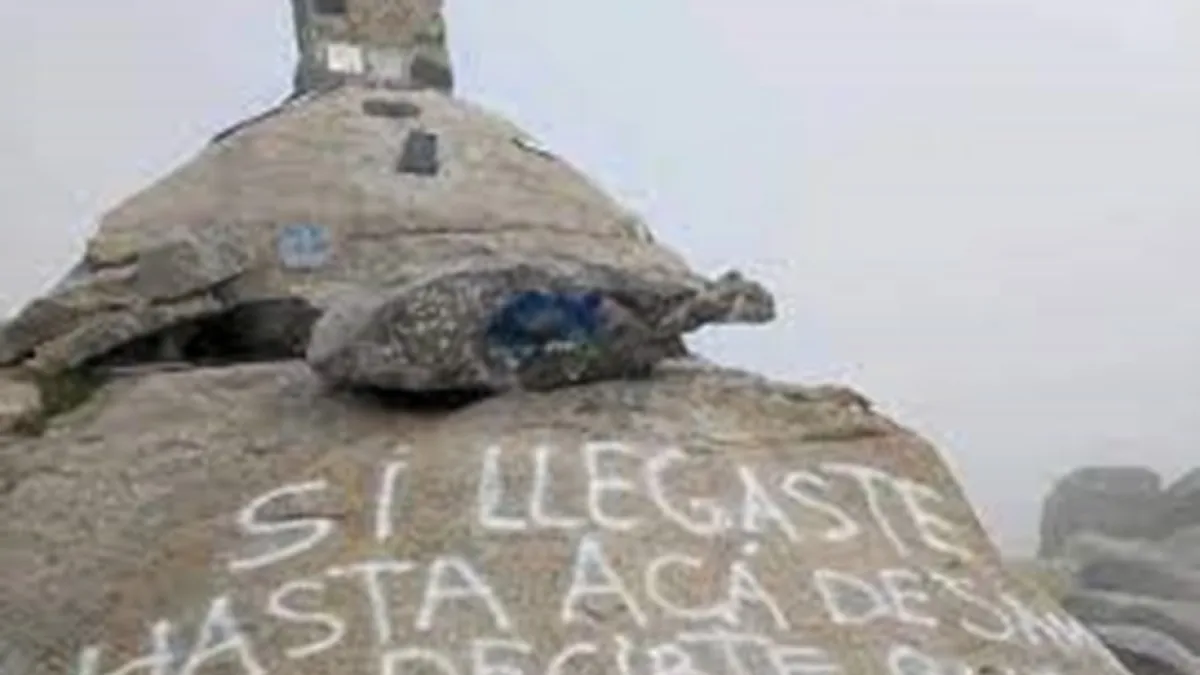 Vandalizaron la cima del cerro Champaquí con pintadas