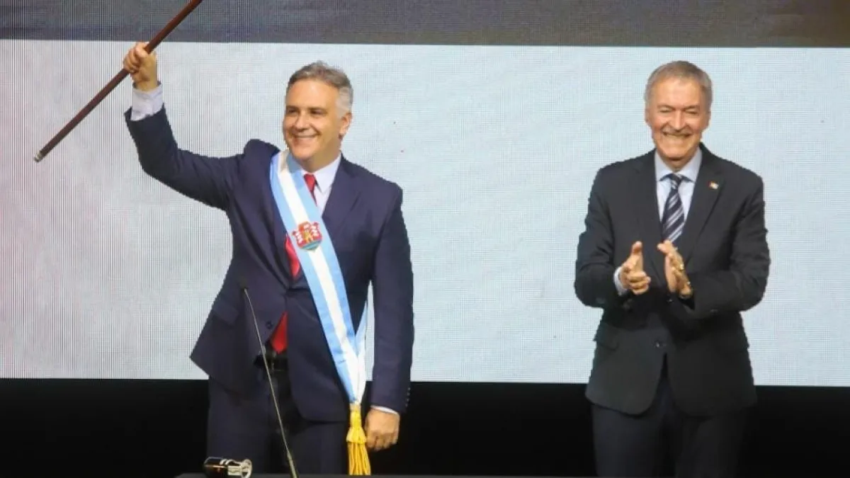 Llaryora recibió la banda y el bastón de gobernador por parte de Juan Schiaretti