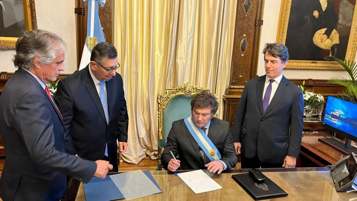 Milei firmó los primeros decretos y se confirmó que habrá 9 ministerios