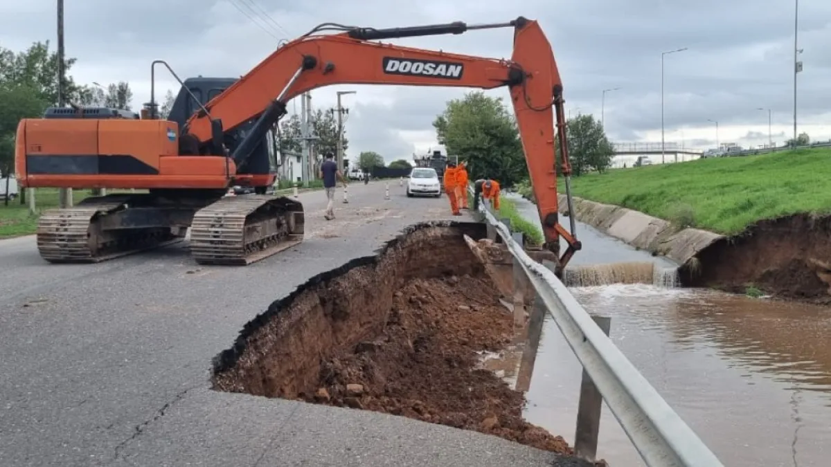 Temporal: reparan daños en la colectora de avenida Circunvalación