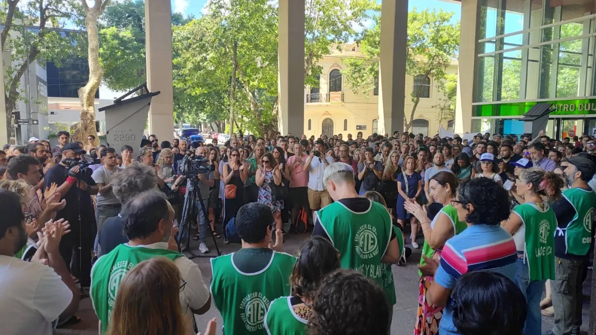 La comunidad científica realizó una protesta contra la suspensión de becas y despidos en el Conicet