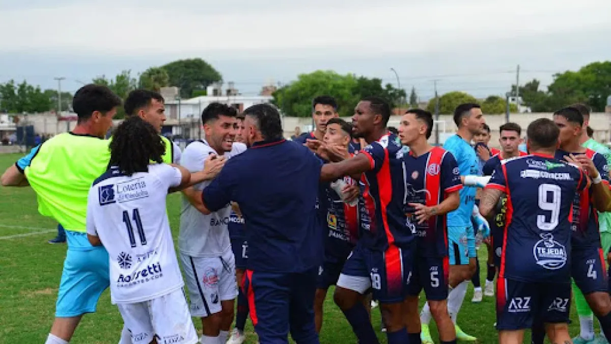 Severa sanción para los hinchas de Juniors que agredieron a un jugador