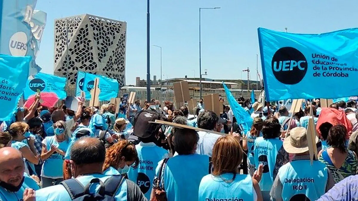 Docentes de la UEPC protestaron frente a la Legislatura