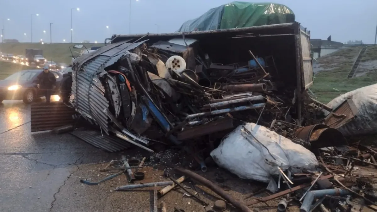 Un camión volcó en Circunvalación