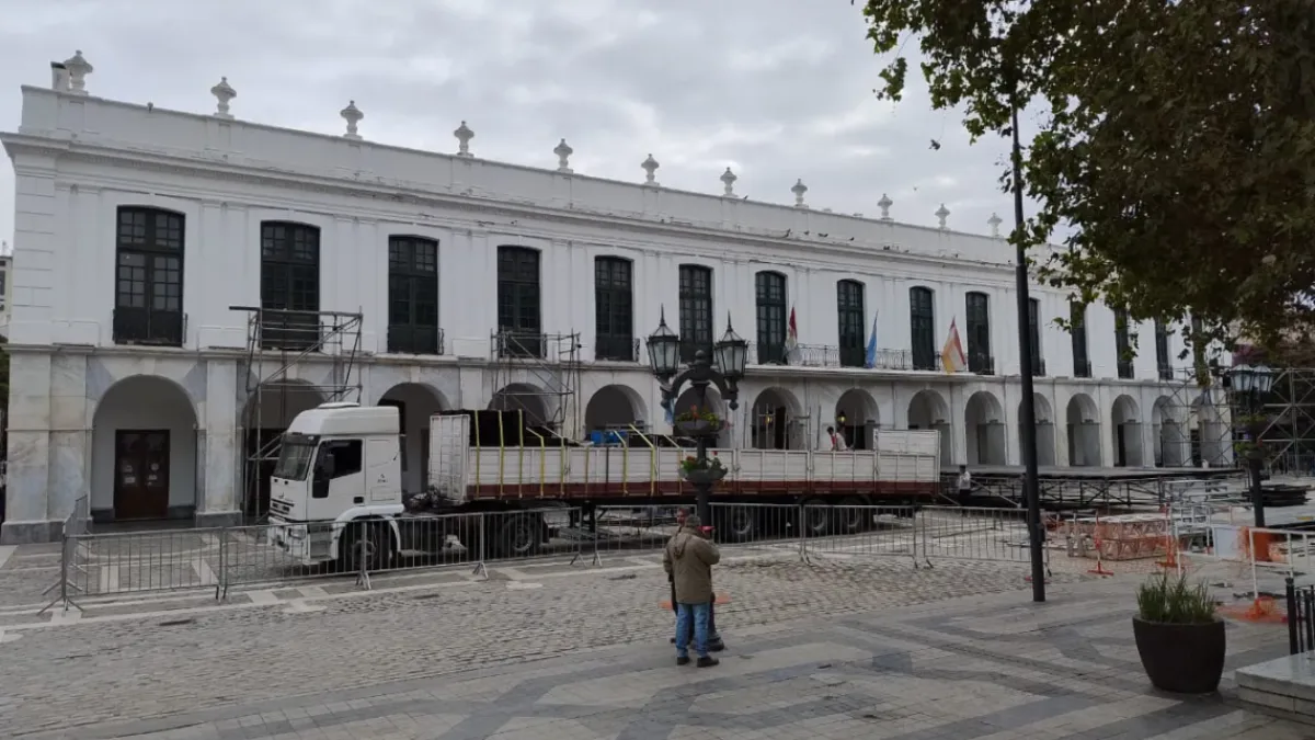 Iniciaron los preparativos frente al Cabildo para recibir a Milei este sábado