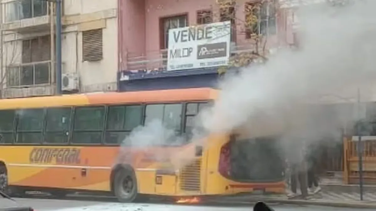 Un colectivo de Coniferal se incendió en pleno Centro