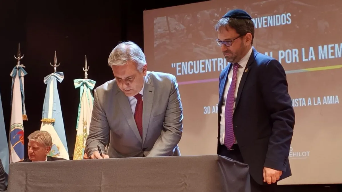 Martín Llaryora participa del Encuentro Federal por la Memoria en la sede de la Amia