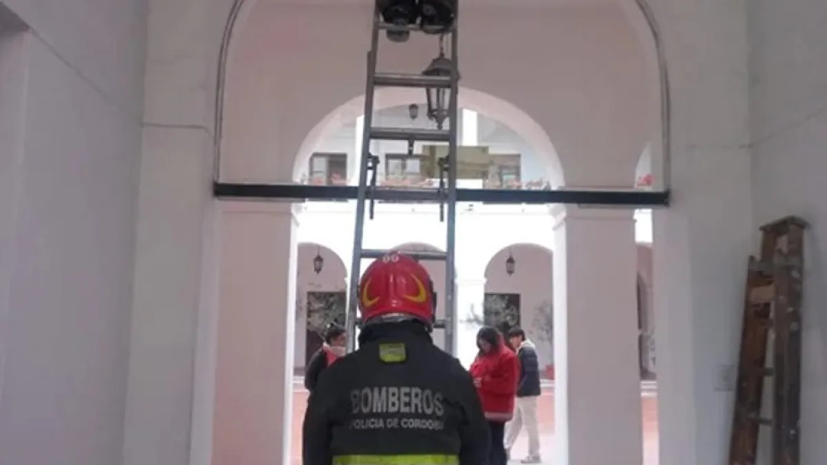 El Cabildo Histórico de la ciudad sufrió un leve incendio que fue extinguido