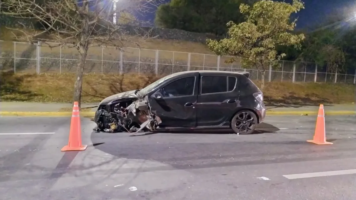 Un conductor perdió el control de su automóvil y colisionó contra un poste en avenida Colón