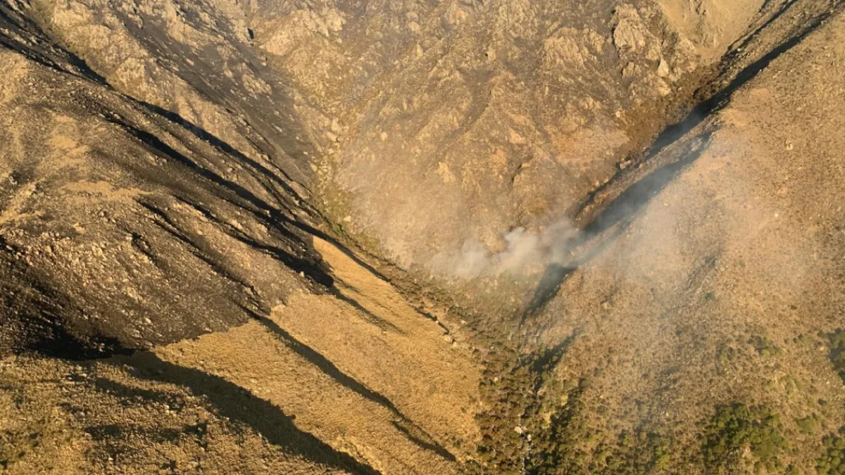 El incendio en la zona del Cerro Champaquí está contenido, con perímetros inestables