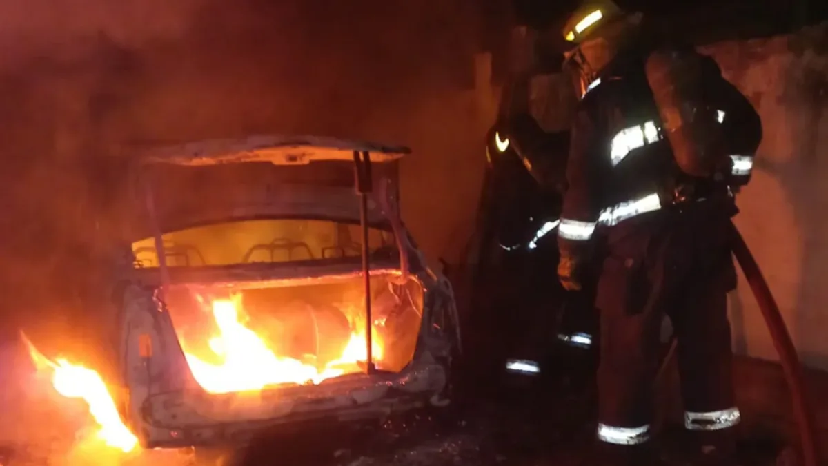 Dos autos se incendiaron dentro de un garaje en Parque República