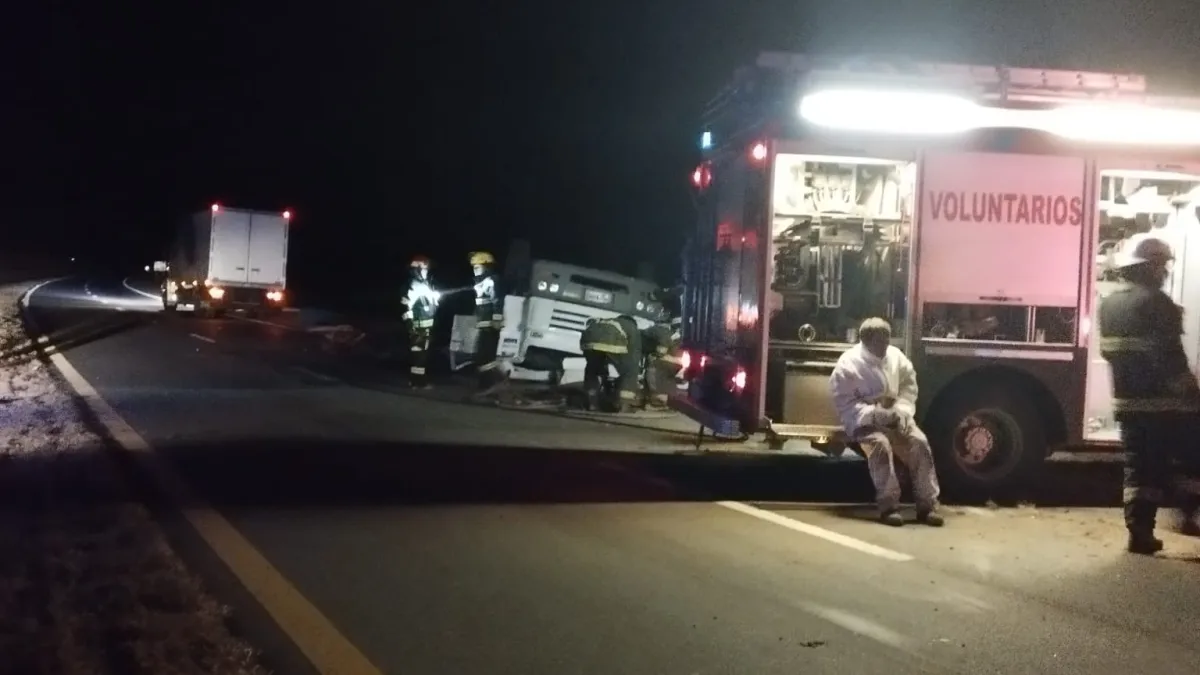 Un camión volcó en la ruta 36 y dejó como saldo un muerto