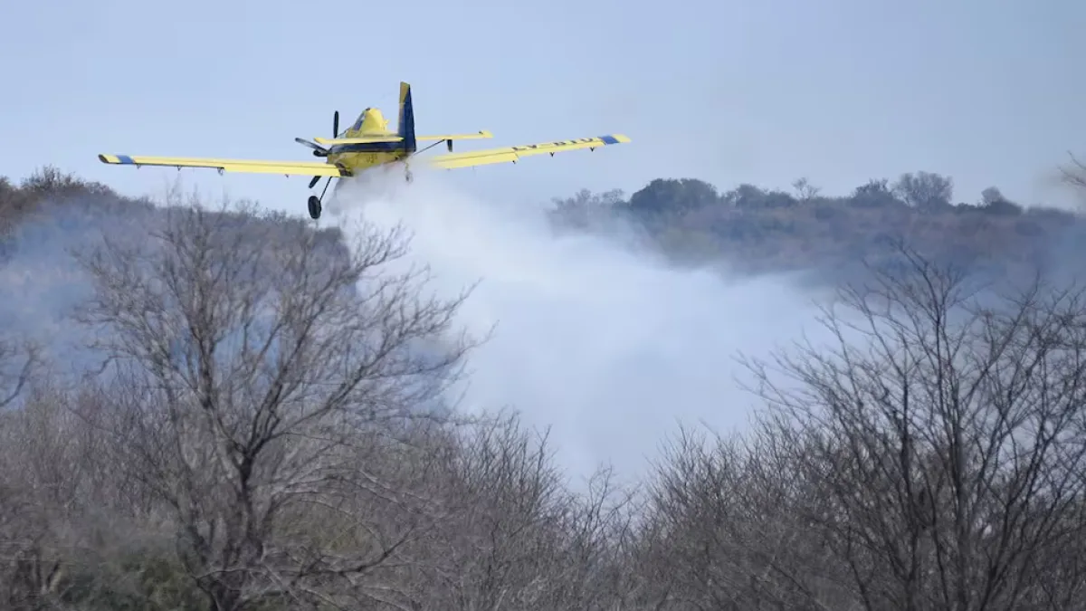 Bomberos continúan el combate del fuego en Ascochinga