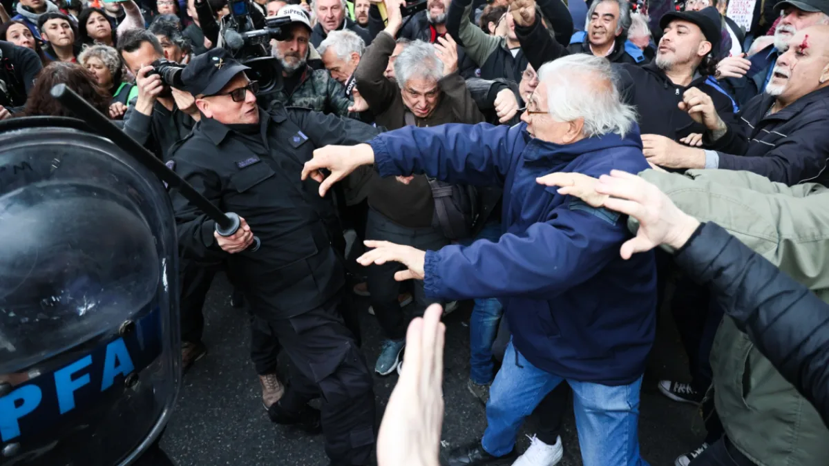 Incidentes en el Congreso durante una protesta de jubilados contra el veto de Milei