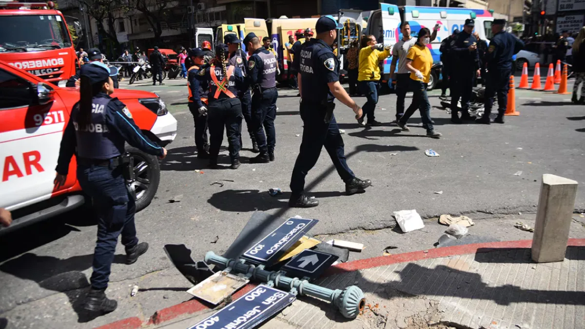 Impactante siniestro vial en Córdoba: un conductor atropelló a peatones