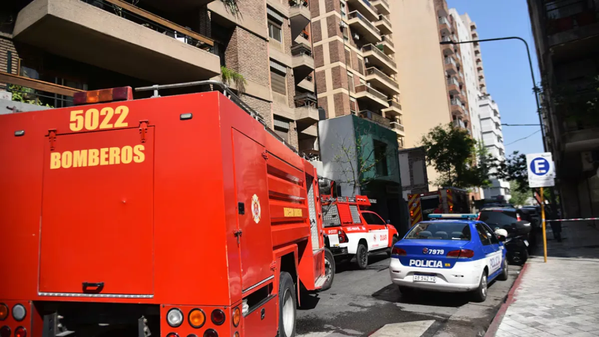 Rescataron a dos personas de un departamento que se incendió en Nueva Córdoba